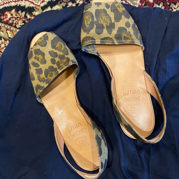 Sandals by Unisa size 9  leopard print leather dole  fabric upper - Picture 3 of 5